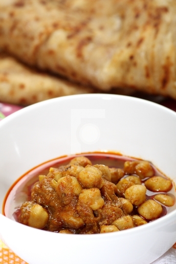 Indian chickpea curry and bread